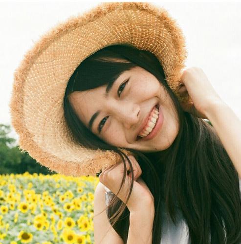 井桁弘恵、女優、麦わら帽子を被った笑顔の女性