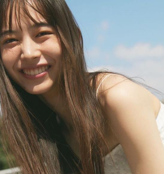 井桁弘恵、女優、髪の長い女性、笑顔