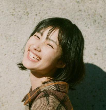 井頭愛海、女優、こちらをみて笑っている少女