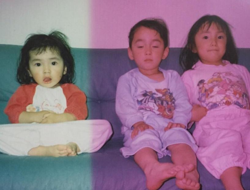 仁村紗和、子供の時の写真、兄、姉と一緒に写る