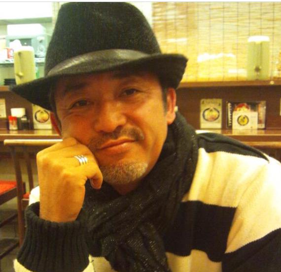 仁村紗和のお父さん、帽子を被った男性