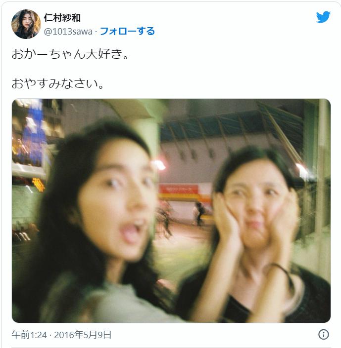 仁村紗和とお母さん、ふざけて写真を撮る