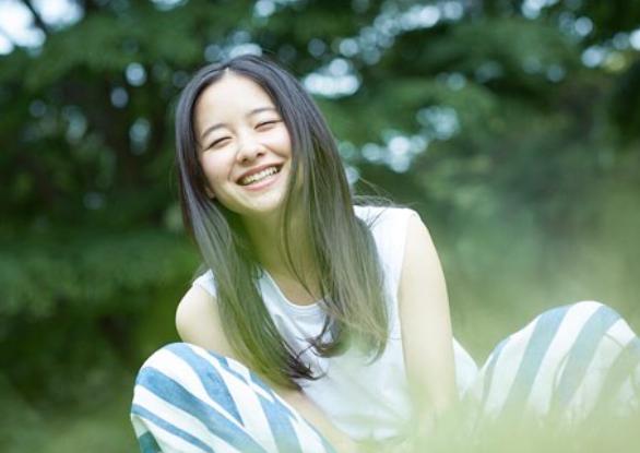 堀田真由、女優、髪の長い笑顔の女性