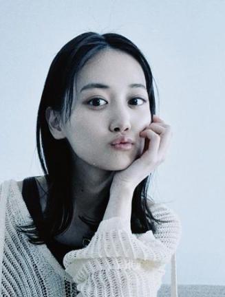 山下美月、女優、頬杖をついて少しくちびるをとがらせた女性