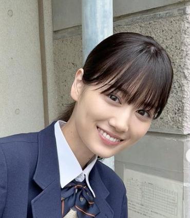 山下美月、女優、髪を一つに縛った、制服を着た女性