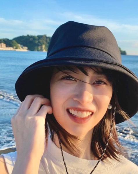森川葵、女優、黒いつばの大きな帽子をかぶる女性