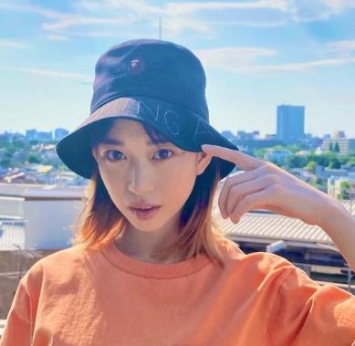 森川葵、女優、青い帽子を被っている、オレンジの服をきている